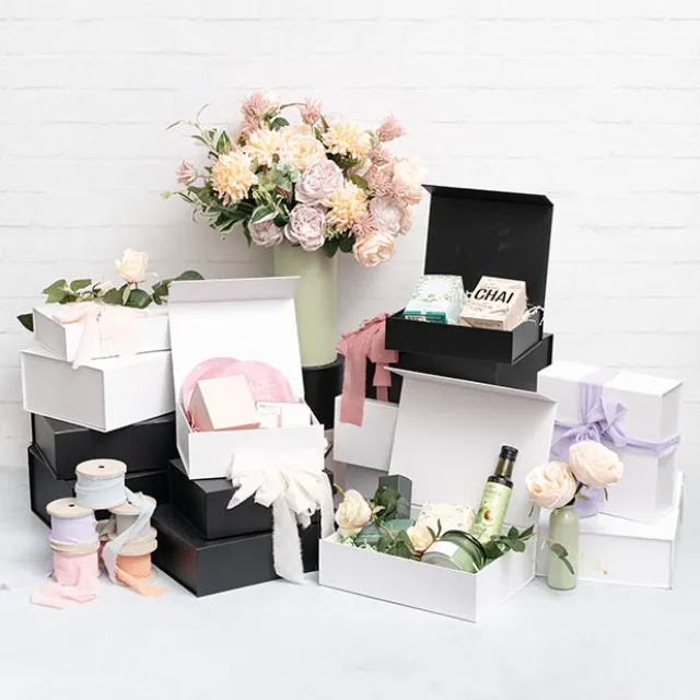 Hamper Gift Box Magnetic Flap Square White (25x25x10cmH)