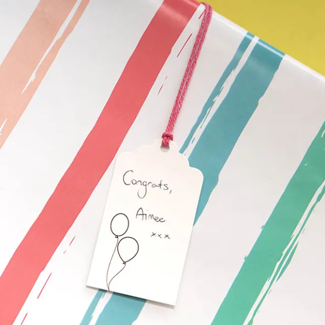 Hanging Gift Tags Scallop Balloons White Pack 20 (9Lx5W)cm)